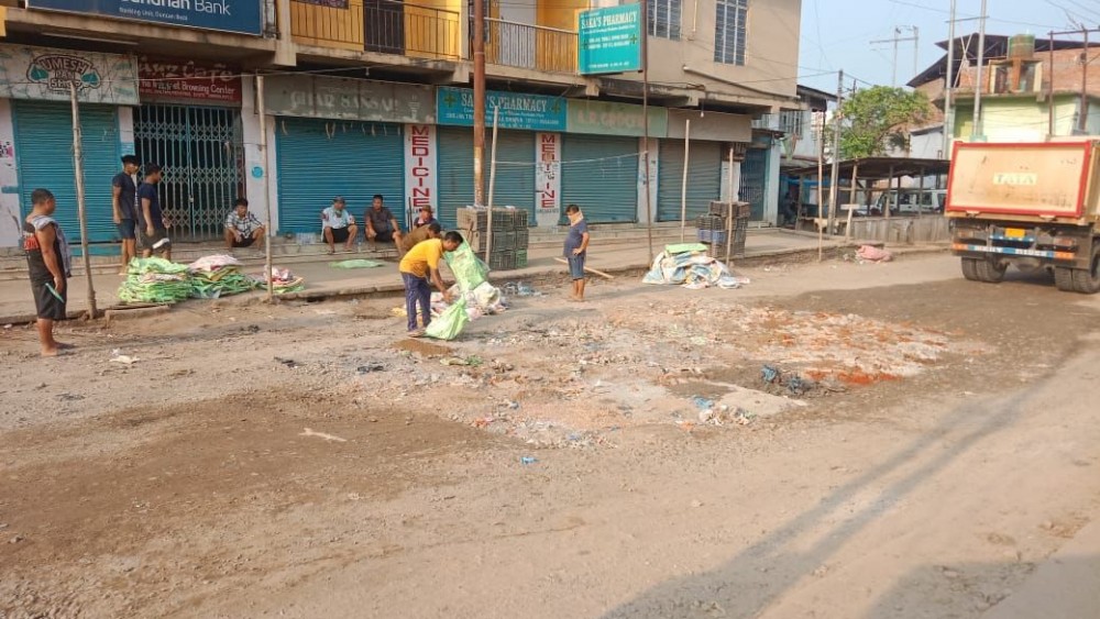 Residents of Industrial Estate colony, Dimapur filled up potholes dotting a stretch of NH 36 starting from the Assam Rifles camp (old firing range) till the District Jail intersection on June 3. (Morung Photo)